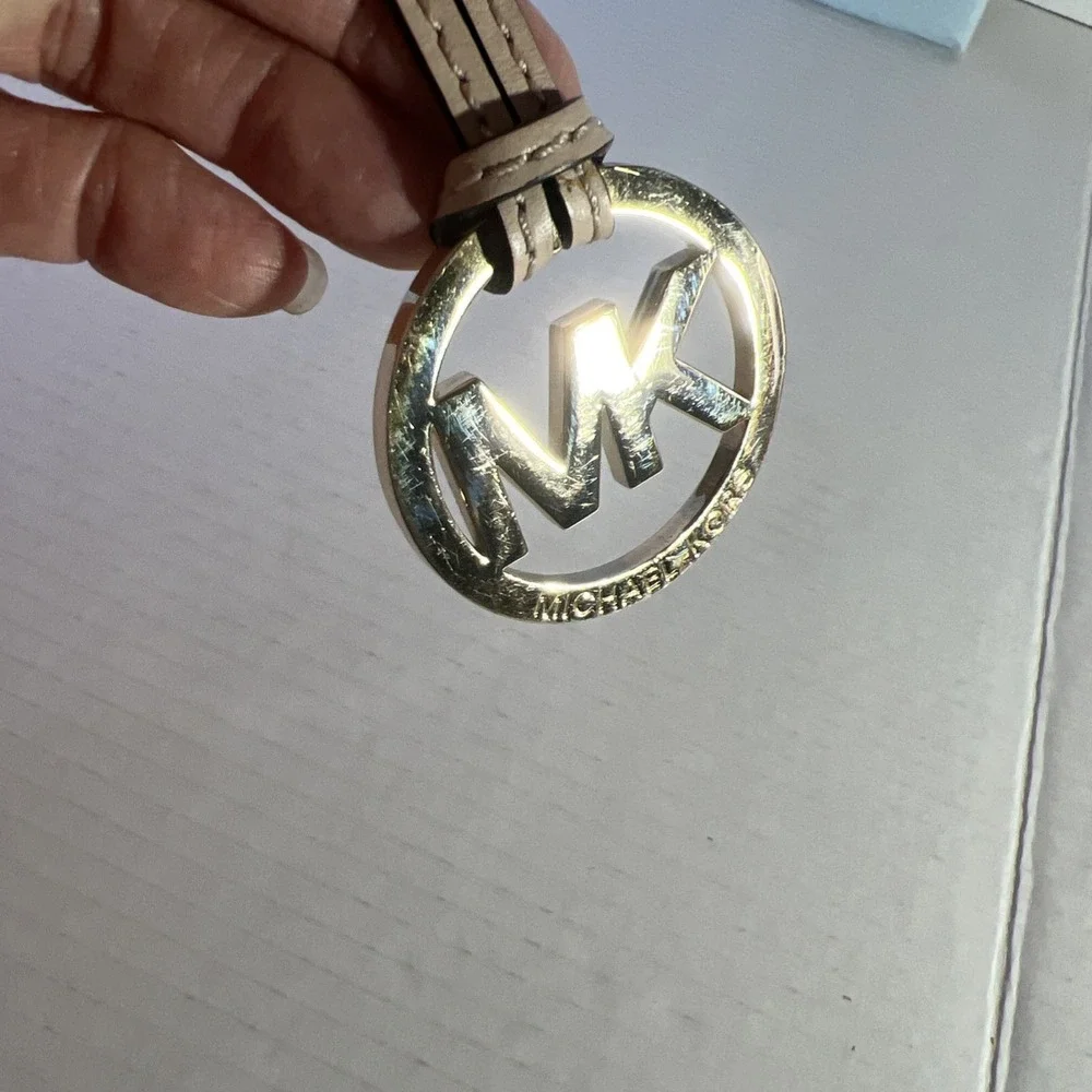 MICHAEL KORS Medallion Hang Charm Key Chain Gold‎ Logo Purse Coat FOB Clip